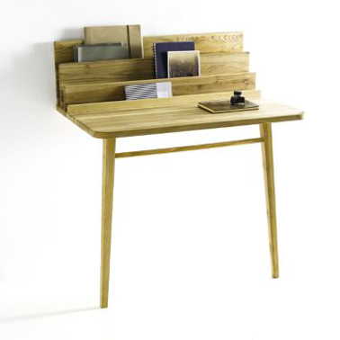 Bureau en chêne massif du designer Margaux Keller pour la Redoute. Son originalité, il est muni de deux pieds et se fixe au mur.