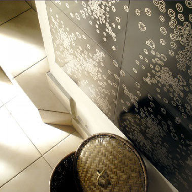 Le carrelage adhésif peut se faire véritable revêtement mural de salle de bain avec des carreaux en aluminium et noir posés en panneaux dans toutes les zones de la salle de bain