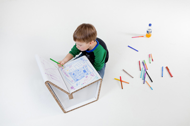 chaise en carton recyclé pour chambre enfant à personnaliser avec des dessins d'enfant