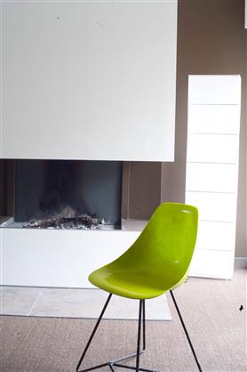 salon couleur taupe et blanc grisé Salon couleur taupe et blanc grisé réhaussé avec le vert citron de la chaise. Photo Peinture Tollens
