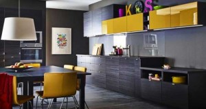Idée deco pour une cuisine noire avec les modèles de cuisine Ikea. Meubles avec façade noire mate ou brillante, îlot central et crédence à associer avec du blanc ou inox