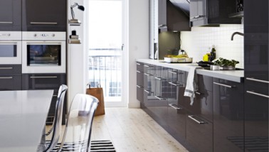 meuble cuisine noire laque plan de travail blanc Ikea déco cuisine noir et blanc. Façades meubles de cuisine noir brillant plan de travail finition blanc brillant Réf porte : Abstrakt chez Ikéa, chaises plexy transparent pour complèter l' effet lumière de la cuisine
