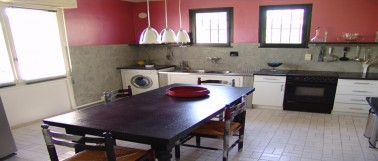 Nos conseils peinture et tuto pour peindre du carrelage mural dans la salle de bain et la cuisine. Peinture carrelage en application directe ou acrylique après sous-couche.