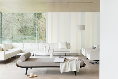 Salon contemporain couleur beige et blanc Dulux Valentine Dans un salon moderne, des rayures de couleurs peinture gris perle, lin naturel et poudre d'ivoire créent une unité couleur avec les canapés de cuir. Peinture Dulux Valentine