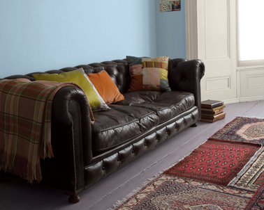 Une peinture bleu ciel pour réveiller le canapé marron du salon Cosy et paisible l'ambiance du salon avec les murs peints en Bleu qui incitent à la rêverie dans le canapé de cuir marron ! Peinture Bleu Rêveur gamme Crème de Couleur Dulux Valentine