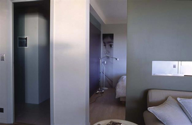 Couleur salon gris et violet pour une déco raffinée et chic. Peinture : Gris : T2028-6, Violet 2096-1 Nuancier Totem de Tollens.