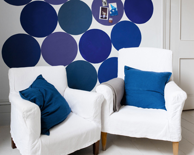Apporter de la fantaisie sur les murs du salon avec des cercles de peinture dans 3 ou 4 nuances de bleu. Peinture gamme Crème de Couleur, Dulux Valentine