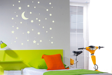 Pochoir mur chambre motif Ciel étoilé peint avec peinture phosphorescente couleur blanc de Maison Déco