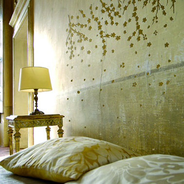 Pochoir motif "pluie d'amour" sur mur salon peint avec peinture pochoir Lisse de Maison Déco couleur taupe. 