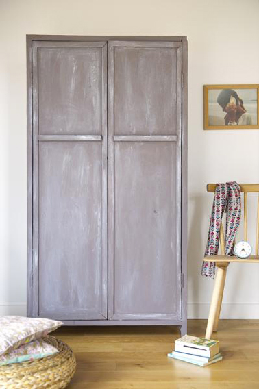 Vieille armoire relooké avec un effet patine couleur blanc de Libéron