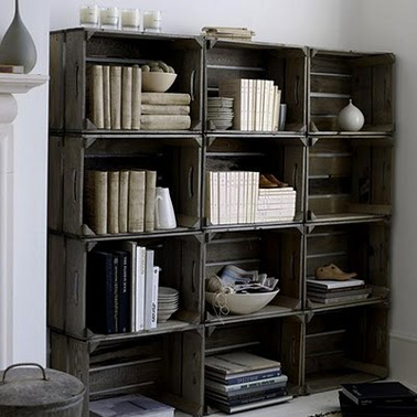 Bibliothèque ou solution rangement dans le salon avec des caisses en bois à recouvrir de peinture ou de lasure 
