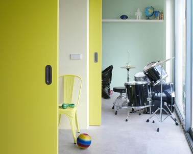couleur peinture chambre ado vert tendre associé à jaune citron et vert menthe. sol peinture gris souris Dulux Valentine