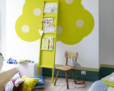 Déco chambre enfant : peinture gris perle et arbre dessiné sur mur Déco chambre enfant : peinture murale gris perle, arbre dessiné sur le mur couleur vert anis. Pour apporter un contraste fort, les plinthes sont peintes couleur vert foncé. Peinture Dulux Valentine.
