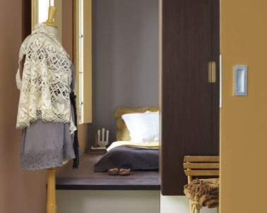 Déco chambre dans une harmonie de brun orange et de violet tendrement rosé pour créer un espace douillet où il fait bon lézarder