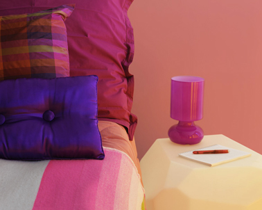 Idée déco de chambre en déclinaison de rose fushia et violet pour une ambiance raffinée et féminine
