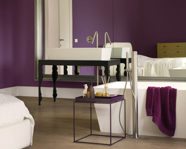 Déco chambre en violet pourpre et blanc, peintures Dulux Valentine
