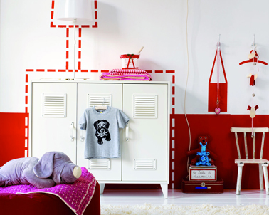 couleur rouge et blanc dans chambre enfant. Soubassement peinture rouge vif, déco graphique avec peinture en pointillés autour commode de lampe sur pied