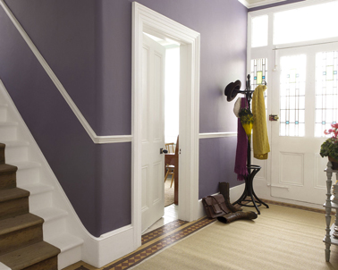 Peinture entrée et escaliers couleur violet et blanc pour une entrée accueillante