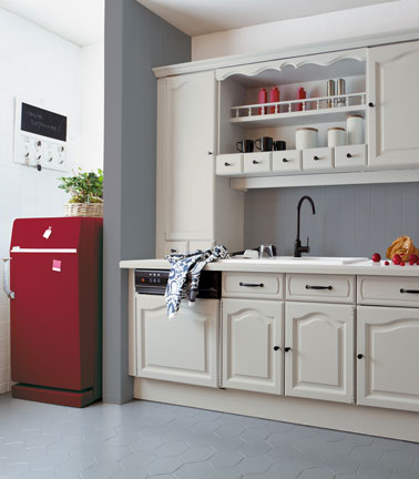 peinture meuble cuisine et peinture carrelage V33 Peinture meuble cuisine V33 : Meubles de cuisine en bois repeints avec peinture Rénovation cuisine V33. Meubles de cuisine peinture sans poncer couleur gris sésame , carrelage au sol peinture couleur gris, faïence couleur carbone, frigo avec peinture pour électroménager couleur cassis