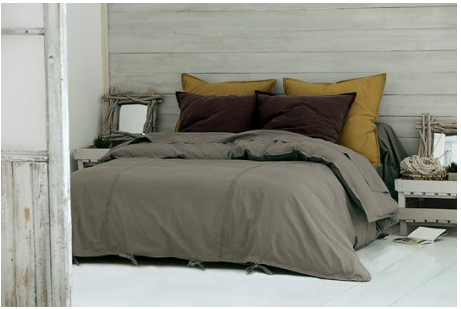 deco chambre zen. couleur naturelle : couette, linge de lit couleur taupe