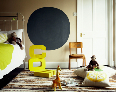 Déco chambre fille couleur lin et ficelle pour la peinture des murs et boiserie, relevées par des touches de jaune printemps avec les accessoires déco. 
