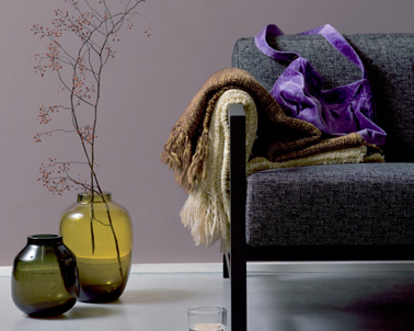 Peinture couleur violet velouté associé à un gris pour une ambiance cosy dans le salon