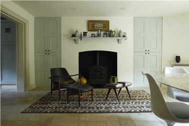 Couleur vert d'eau pour peindre les portes d'un salon aux murs coquille d'oeuf avec fauteuils et table basse noir 