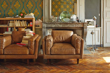 Fauteuil en cuir vachette extra large pour une deco de salon vintage à associer avec papier peinture rétro 