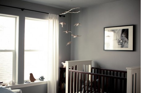 deco chambre bebe grise : Lit a barreaux couleur noir et blanc, couleur peinture murale gris souris.