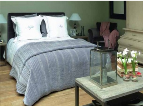 Couleur chambre adulte : Couleur peinture gris bleute, taie d'oreiller et drap blanc, plaid mohair rayures gris et blanc