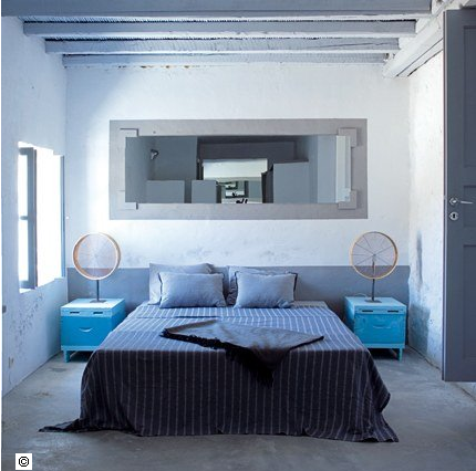 Couleur chambre a coucher. harmonie de bleu table de chevet, linge de lit et plaid degrade de couleur bleu