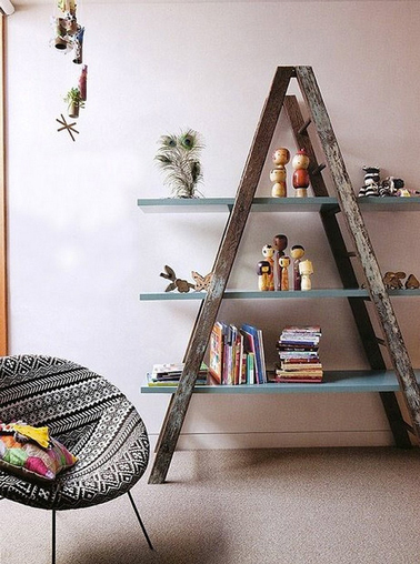 Pour faire une étagère avec une échelle en bois, fixez 3 ou 4 planches en MDF après les avoir peintes ou directement des planches en stratifié de couleur sur lesquelles vous pourrez ranger livres ou présenter bibelots dans le salon ou la chambre