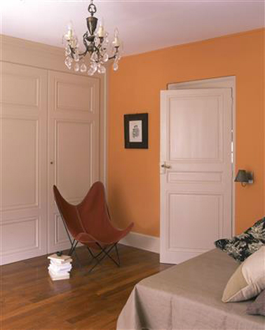 chambre orange et beige