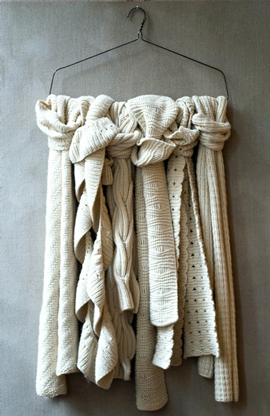 rangement foulards dans chambre crochés sur porte-manteau fixé au mur