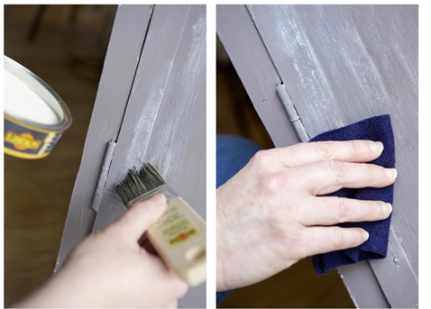 Appliquez la patine à l'ancienne sur la peinture à la caséine puis lustrer l'armoire à l'aide d'un chiffon doux