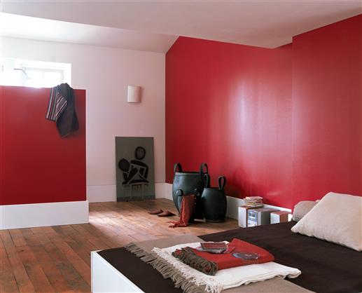  déco chambre avec une peinture couleur rouge vif sur un mur et cloison. Plaid en laine chocolat, coussin couleur rouge
