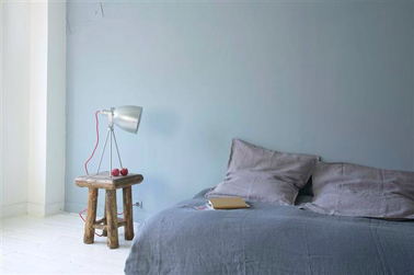 Peinture chambre gris brumeux de Tollens harmonisée avec gris bleutée du linge de lit pour une atmosphère sereine 