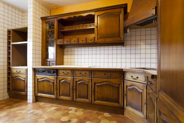 peinture meuble Cuisine V33 pour repeindre sa cuisine photo avant Repeindre sa cuisine : photo avant peinture meuble cuisine en bois verni, carrelage sol faïence frigo V33