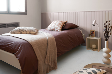 Parquet verni devenu blanc satin dans chambre après peinture Rénovation Parquet blanc V33 