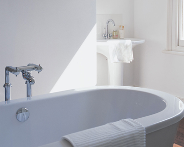 Mettez en valeur le blanc pur de la peinture de la salle de bain avec sanitaires aux lignes contemporaine. Baignoire couleur Hammam.