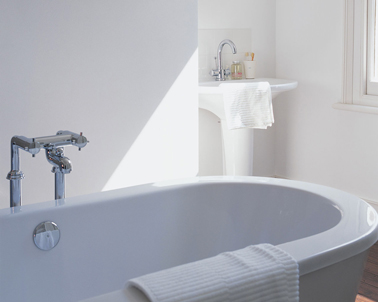 Mettez en valeur le blanc pur de la peinture de la salle de bain avec sanitaires aux  lignes contemporaine. Baignoire couleur Hammam.