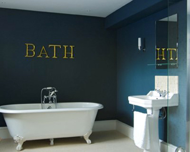 couleur peinture murs salle de bain bleu canard et sanitaire blanc style rétro, sticker doré
