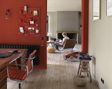 Peinture rouge et gris dans salon bureau : Pour rehausser le gris de la peinture du salon et du bureau,  la cloison murale est peinte en rouge Madras de Dulux Valentine, la chaise de bureau reprend ce même rouge chaud et généreux