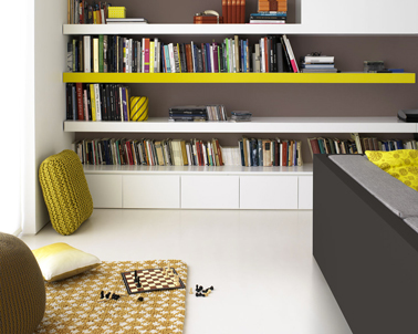 peinture salon taupe et jaune pour dynamiser une peinture blanche Pour dynamiser une peinture salon blanc, un mur est peint couleur taupe et du jaune moutarde pour les objets déco et ainsi donner du relief à la déco du salon
