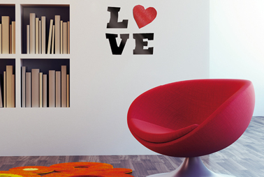 Pochoir clove grande lettre, peinture effet Gloss couleur rouge baiser de Maison Déco