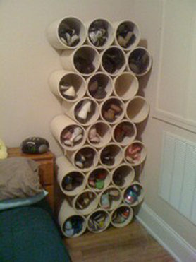 Rangement chaussures dans chambre à fabriquer avec des tubes PVC coupées, collés et peints aux couleurs de la chambre
