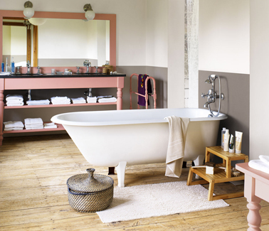 Peinture lin et taupe pour relooker une salle de bain rustique. Console en bois peinte en rose Malice de Dulux Valentine