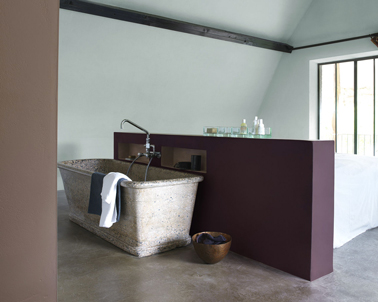 Espace bain dans chambre. Muret séparation couleur prune, peinture murale vert d'eau et taupe
