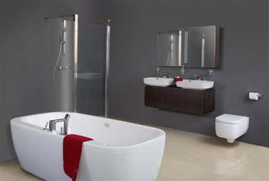 Couleur peinture salle de bain gris acier pour une salle de bain design associée à des éléments sanitaire blanc et carrelage sol beige