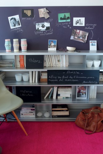 Mur bibliothèque salon peint avec peinture à tableau couleur violet, porte coulissante bibliothèque peinture à tableau noir